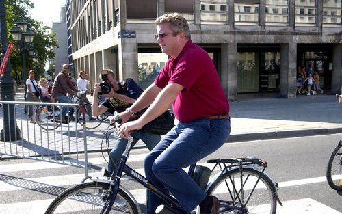 BRUSSEL – De Belgische prins Laurent rijdt niet alleen in dure Ferrari’s, maar doet het af en toe ook wat rustiger aan op een fiets, zoals in september 2003 tijdens een fietstoer voor kinderen in Brussel. Foto EPA