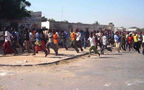 MOGADISHU – Honderden demonstranten lopen door de straten van de Somalische hoofdstad Mogadishu na botsingen met de Ethiopische troepenmacht die onlangs Somalië binnenviel en een einde maakte aan het bewind van de Unie van Islamitische Rechtbanken. Foto E