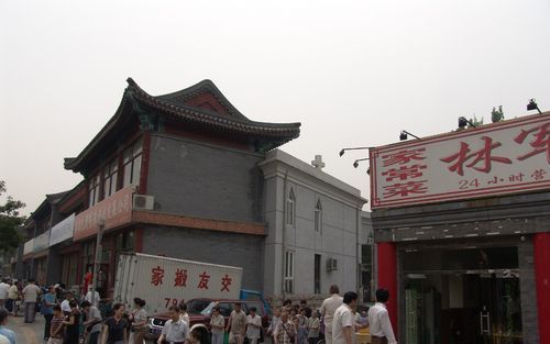 PEKING – De groei van de kerk in China betreft zowel de huisgemeenten als de officiële Drie Zelfkerk. Op de foto een Drie Zelfkerk in de Chinese hoofd stad Peking. Foto Bram van de Tocht