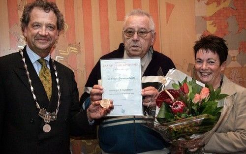 VOORBURG – Vijftig jaar nadat Jan Kappetein (70) uit Voorburg een moeder met haar toen 4 jarige dochtertje (rechts) van de verdrinkingsdood redde, kreeg hij uit handen van burgemeester M. van Haersma Buma een onderscheiding. Foto Nico Schouten