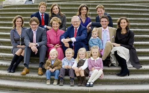 APELDOORN – Een recente foto van Margriet en Pieter, met hun kinderen en kleinkinderen, ter gelegenheid van hun huwelijksjubileum. Woensdag is het veertig jaar geleden dat Pieter van Vollenhoven zijn jawoord gaf aan prinses Margriet. Op de achterste rij v