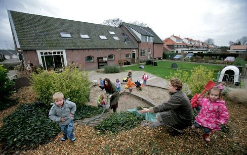 BERGSCHENHOEK – Kinderen zijn vanaf hun tweede verjaardag welkom bij peuterspeelzaal De Boerderij in Bergschenhoek. Er is in de peuterspeelzaal in de voormalige koeienstal plaats voor negentig peuters. „Het is net een klein schooltje”, zegt eigenaar Annig