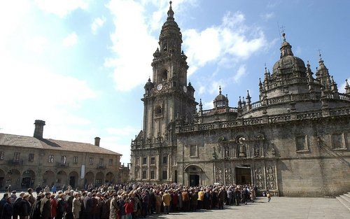 SANTIAGO DE COMPOSTELLA – Bedevaartplaatsen als het Spaanse Santiago de Compostella melden ondanks het dalende aantal kerkgangers in westerse landen jaar na jaar hogere bezoekersaantallen, constateert Ineke Albers in haar proefschrift. Via een nieuw genee