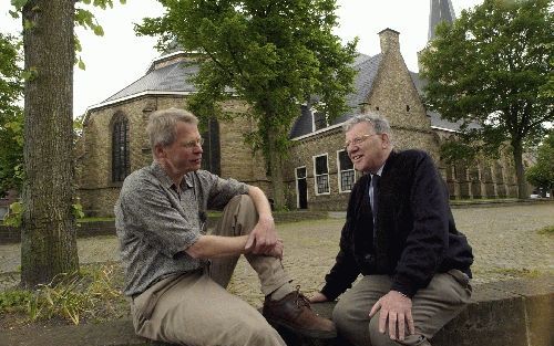 FRANEKER - Dingeman van Wijnen (l.), uitgever, en K. Zondag, gepensioneerd onderwijskundige: „Gereformeerd Franeker heeft gebloeid. Er waren op een bepaald ogenblik 64 ambtsdragers! Nu zijn er nog drie predikantsplaatsen, maar dat houden ze financieel noo