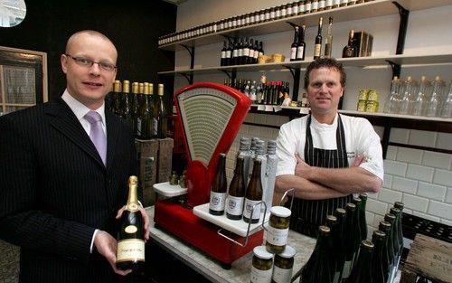 Eigenaren Harald Hovenkamp (l.) en Peter Postma van restaurant Kaatje bij de Sluis in Blokzijl: klassiek met een moderne draai. Foto’s RD, Anton Dommerholt