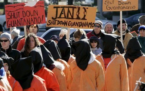 WASHINGTON – Betogers die zich hadden uitgedost als gevangenen van Guantanamo Bay demonstreerden donderdag bij het gebouw van het federale gerechtshof in Washington. Ze bepleitten sluiting van het gevangeniscomplex in Cuba, waar vermeende al Qaidaterroris