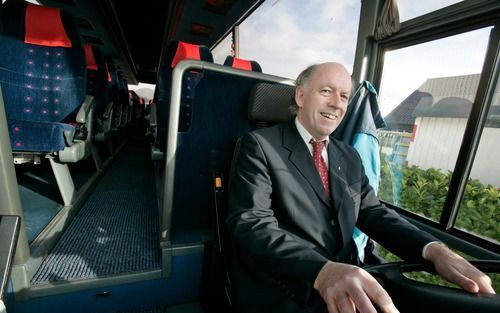 APELDOORN – De Apeldoornse chauffeur Leen Berkhoff richt zich met zijn Happybus op het besloten busvervoer. „Dat kan een school, club of vereniging zijn. Maar ook zomaar een groep mensen die iets leuks willen doen.” Foto’s RD, Sjaak Verboom