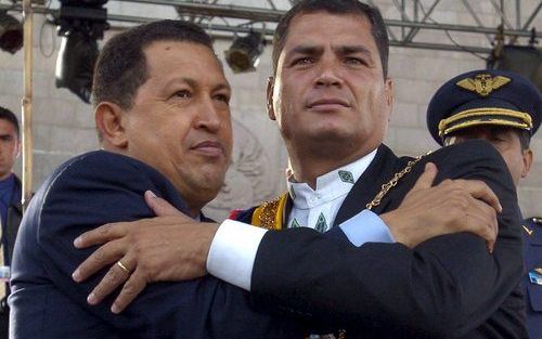 QUITO – In Ecuador waren maandag tal van Zuid Amerikaanse staatshoofden en leiders aanwezig om de beëdiging bij te wonen van Rafael Correa (r.) tot president. Onder de genodigden bevond zich ook de Venezolaanse president Hugo Chavez (l.) die Correa omarmd