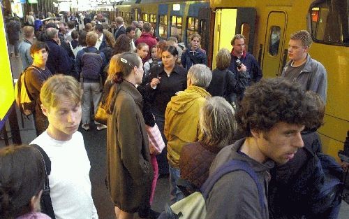 AMSTERDAM - Grote drukte op de perrons van Amsterdam-Centraal. Een stroomstoring legde maandagmiddag- en avond het treinverkeer in heel Noord-Holland plat. - Foto ANP