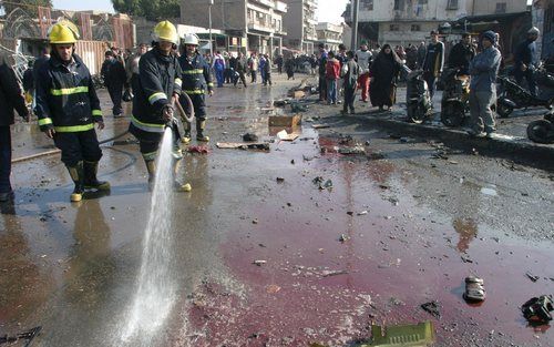 BAGDAD – Opnieuw kleurden de straten in Iraakse steden rood van het bloed. Bij bomaanslagen in het land vielen dinsdag rond de 100 slachtoffers. Bij een aanslag op de universiteit van Bagdad vonden 65 studenten de dood. Foto EPA