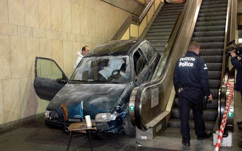 Sorry, verkeerde afslag. Dinsdag stonden twee mannen met hun Fordje pardoes onder aan de roltrap van een Brussels metrostation. Foto EPA