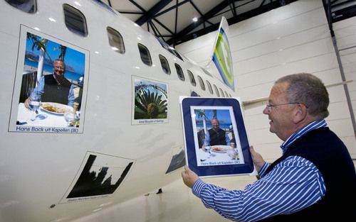 Hans Back uit het Belgische Kapellen toont zijn foto die is afgebeeld op de zijkant van een Boeing 737 van Transavia. Ter gelegenheid van het 40 jarig bestaan vroeg de luchtvaartmaatschappij klanten om hun mooiste foto’s in te sturen. Foto ANP