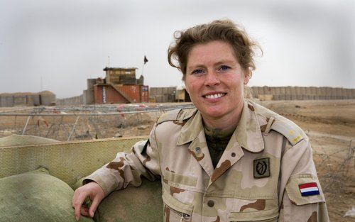 TARIN KOWT – Martine Hueting is als psychologe meegezonden naar Uruzgan. Na een gevechtssituatie komen de militairen bij elkaar om stoom af te blazen. Hueting: „Het groepsproces is daarbij heel belangrijk.” Foto ANP