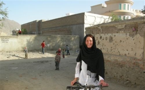 KABUL – De Nederlandse hulpverleenster Nancy de Vries pakt rustig de fiets in Afghanistan. Foto Bette Dam