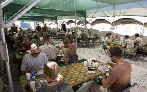 Nederlandse militairen in de eetzaal op het kamp in Tarin Kowt. Foto ANP