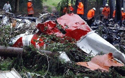 OWINGEN - Reddingswerkers doorzochten dinsdag de wrakstukken van de Boeing 757 van het koeriersbedrijf DHL. In een bos tussen de dorpen Owingen en Taisersdorf in Zuid-Duitsland kwamen maandagavond delen van het toestel neer, nadat het op ruim 11 kilometer