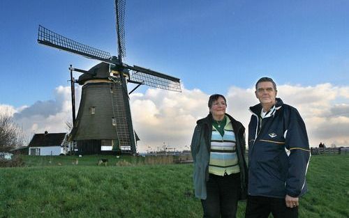 RIJPWETERING – Molenaar Toet en zijn vrouw, bewoners van de Moppemolen bij Rijpwetering, hopen dat er meer subsidie voor molens vrijkomt. „Naar het buitenland toe pronken wij met dit Hollandse erfgoed, maar intussen gaat de subsidiekraan steeds verder dic