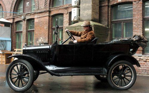 BOEDAPEST – Terwijl de top van Ford in Detroit een recordverlies van 12,7 miljard dollar –bijna 10 miljard euro– verwerkt, rijdt een T-Ford uit 1922 richting het Hongaarse Technologisch College in Boedapest. De auto is een kostbaar bezit uit de collectie 