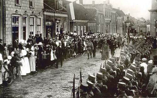 In oktober 1917 brengt koningin Wilhelmina een bezoek aan het Zeeuse Kruiningen. Foto Paleis Het Loo.