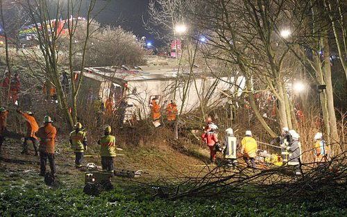 MARKTHEIDENFELD - Alle inzittenden van een Belgische touringcar zijn in de nacht van zaterdag op zondag gewond geraakt door een verkeersongeval bij Würzburg in de Duitse deelstaat Beieren. Zeven gewonden zijn er ernstig aan toe. Foto EPA