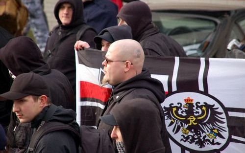 APELDOORN – De extreem-rechtse Nederlandse Volks Unie (NVU) demonstreerde zaterdagmiddag in Apeldoorn. De demonstratie verliep relatief rustig, al was de sfeer grimmig. Er was veel politie en ME op de been. Foto ANP