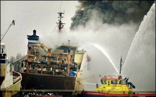 VELSEN - Door een brand op een vissersschip is in de haven van het Noord-Hollandse Velsen blauwzuurgas vrijgekomen. De burgemeesters van Velsen en Beverwijk hebben om die reden bedrijventerreinen in de omgeving ontruimd.De brandweer bezig met het blussen 