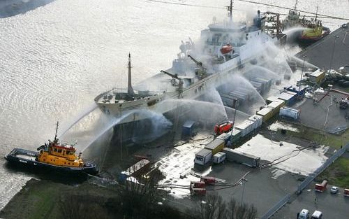 VELSEN - Luchtfoto van de blus werkzaamheden aan het visserschip in de haven van Velsen woensdagmiddag. Foto ANP