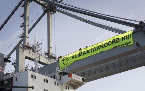 AMSTERDAM - Actievoerders van Greenpeace hebben woensdag gedurende de hele dag de steenkolenhaven in Amsterdam geblokkeerd. Ze wilden voorkomen dat het kolenschip ’Maciej Rataj’ wordt gelost en hadden daarom drie kranen bezet.