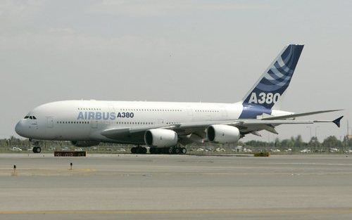 AMSTERDAM – Airbus brengt Stork in moeilijkheden. Door vertraging in het Airbus A380 project en het NH90 helikopterprogramma werd het bedrijfsresultaat in het vierde kwartaal van 2006 gedrukt. Storktopman Vollebregt kondigde gisteren bij de presentatie va