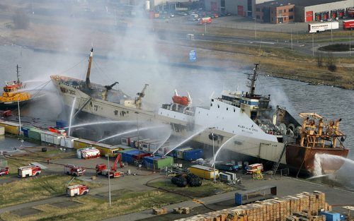 VELSEN - De brand op het schip in Velsen is inmiddels onder controle. Foto EPA