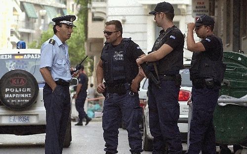 ATHENE - Speciale Griekse politie-eenheden staan voor een gebouw in Athene waar ze woensdagavond een partij wapens hebben gevonden die vermoedelijk toebehoort aan de antiwesterse groep 17 November. - Foto EPA