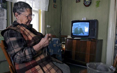 KUZMINKI– Een oudere vrouw uit het dorp Kuzminki, op zo’n 80 kilometer van Moskou, volgt de 3,5 uur durende persconferentie die de Russische president Vladimir Poetin donderdag gaf voor 1113 journalisten. Daarin verdedigde Poetin zijn beleid van het afgel