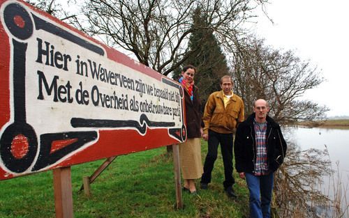 WAVERVEEN – Andrina Vossestein, Karel Compier en Bert Roeleveld (v.l.n.r.) zijn boos, net als veel andere bewoners van polder Groot Mijdrecht Noord bij Waverveen. Als de provincie besluit het waterpeil niet langer te verlagen, raken zij hun stekje kwijt. 