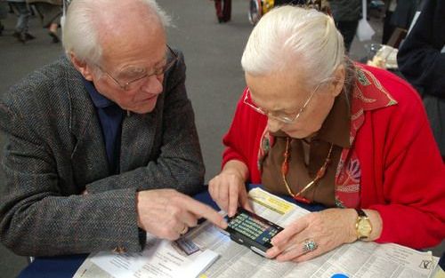 HOUTEN – Een ouder echtpaar buigt zich op de blindenbeurs ZieZo over een apparaat dat tekst uit bijvoorbeeld een telefoonboek vergroot. Het aantal blinden en slechtzienden groeit tot 2020 naar verwachting met meer dan 40 procent. Foto RD