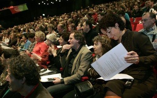 UTRECHT – GroenLinkspartijleider Halsema (r.) leest haar toespraak nog even door te midden van congresgangers, zaterdag tijdens een congres van GroenLinks in Utrecht. Op de bijeenkomst, die als thema ”In de tweede versnelling” had, werden kandidaten voor 