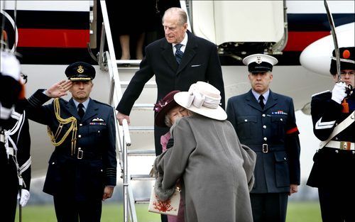 ROTTERDAM - Koningin Elizabeth wordt op Rotterdam Airport begroet door koningin Beatrix. Foto ANP