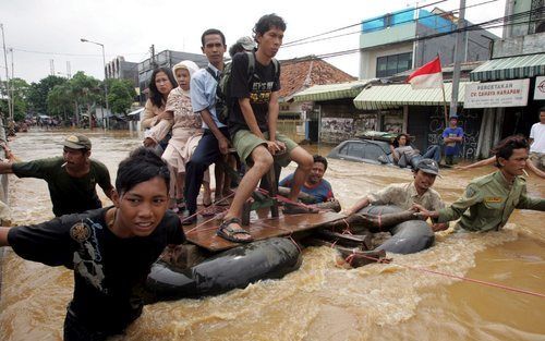 JAKARTA – Het dodental door de overstromingen in de Indonesische hoofdstad Jakarta was dinsdagmorgen opgelopen tot ten minste 36. De meeste slachtoffers kwamen om door verdrinking, elektrocutie of onderkoeling. De autoriteiten verwachten niet dat de situa