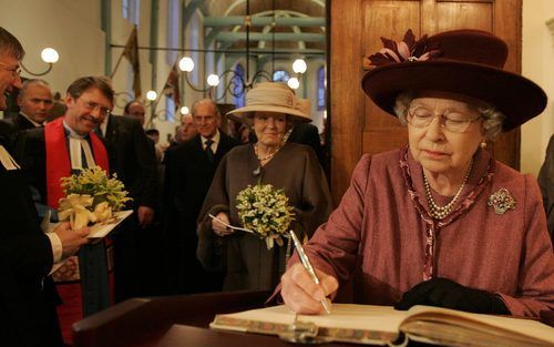 AMSTERDAM – De Britse koningin Elizabeth (r.) woonde maandagmiddag in Amsterdam een herdenkingsdienst bij ter gelegenheid van het 400 jarig bestaan van de Engelse Hervormde Kerk in de hoofdstad. Koningin Beatrix en prins Philip (m.) vergezelden haar. In d