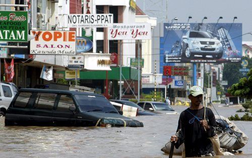 JAKARTA - Ondergelopen straten in Jakarta. Zeker 44 mensen zijn als gevolg van de overstromingen om het leven gekomen. Foto EPA