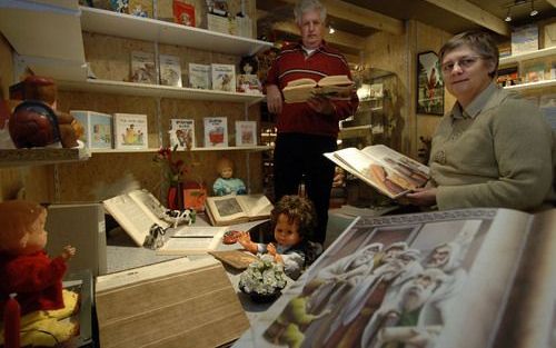 Halbe en Joke Westerhof in hun kinderbijbelmuseum HeJe. „Toen ik vijf, zes kinderbijbels had, was er een virus in mij geslopen dat verzamelen heet”, zegt Joke Westerhof.wFoto Frans Andringa