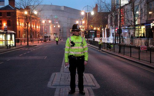 BIRMINGHAM – Groot Brittannië is dezer dagen in de ban van bombrieven. Bij diverse bedrijven zijn al explosieven ontploft, met verwondingen als gevolg. Nadat woensdag in Birmingham een verdacht pakketje werd ontdekt, zette de politie de omgeving af. Teams