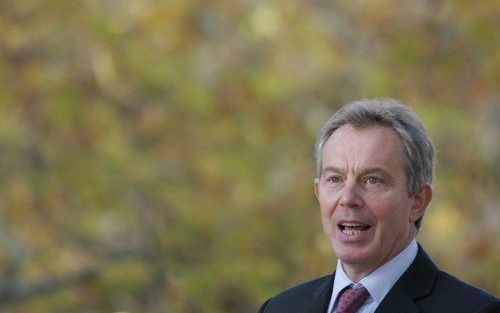 De Britse premier Tony Blair heeft gezegd voor september dit jaar te vertrekken. Maar omdat de politie hem al als getuige hoort in een financieel schandaal, is zijn toekomst beslist onzeker. Foto EPA