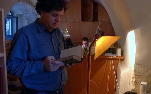 JERUZALEM – In een van de gebouwen van de oudste protestantse kerk in Jeruzalem, de Christ Church, is deze week de Conrad Schickbibliotheek en het daaraan verbonden archief geopend. David Pileggi inspecteert een van de boeken. Foto Alfred Muller