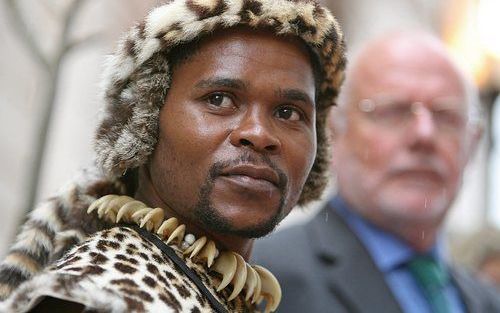 KAAPSTAD – Een Zuid Afrikaan in traditionele kledij is getuige van de officiële opening van het parlement in Kaapstad. De Zuid Afrikaanse president Thabo Mbeki heeft gisteren in zijn State of the Nation beloofd de strijd aan te binden tegen de misdaad in 