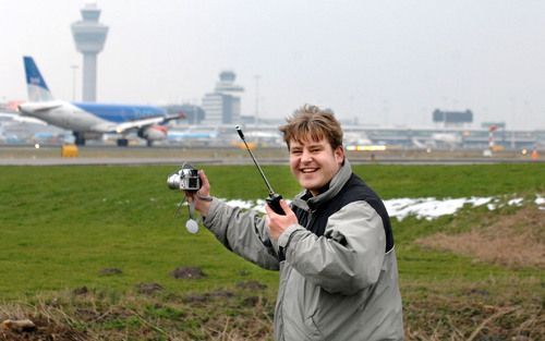 ROZENBURG – Vliegtuigspotter Gertjan Staphorst wil graag dat de bekende spottersplaats bij het dorpje Rozenburg open blijft. Hij is een handtekeningenactie begonnen. Foto Peter Brom