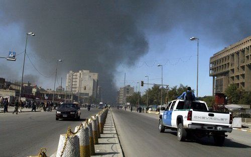 BAGDAD - Rook stijgt op boven de plaats waar maandag een aanslag plaatsvond. Foto EPA