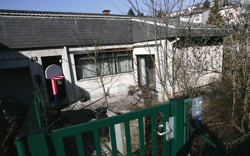 WENEN - Het huis in het noorden van Oostenrijk waar een vrouw haar dochters jarenlang opsloot. Foto EPA