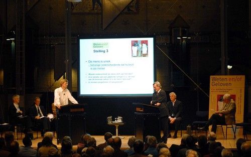 „Uit de wetenschappelijke discussies die na het Kameroproer over ID zijn gevolgd in de media, in de Beurs van Berlage en in de Beatrix Jaarbeurs, kan de conclusie getrokken worden dat het in wetenschappelijk én in pedagogisch opzicht onjuist is om het sch