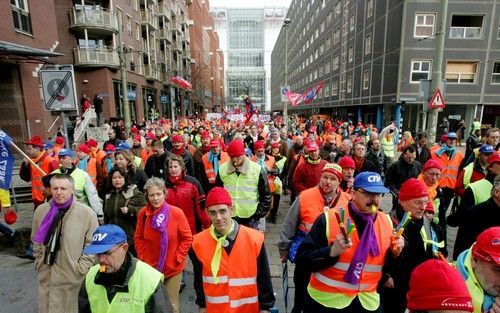 DEN HAAG - Rijksambtenaren uit het hele land demonstreren dinsdag in Den Haag voor een betere cao. De ambtenaren lopen in demonstratie van het Malieveld naar het ministerie van Binnenlandse Zaken waar ze minister Remkes op zijn verantwoordelijkheden zulle