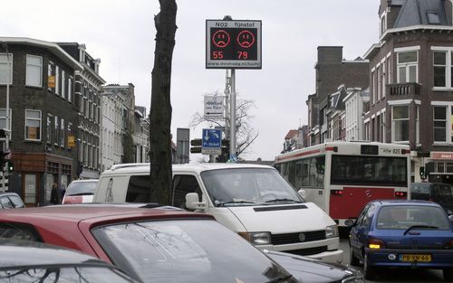 DEN HAAG – Op de Veerkades in Den Haag, in voorgaande jaren uitgeroepen tot smerigste straten van Nederland, staan op twee plaatsen luchtinformatieborden. Daarop is de concentratie fijnstof en stikstofdioxide (NO2) af te lezen. Een rood en sip gezicht gee